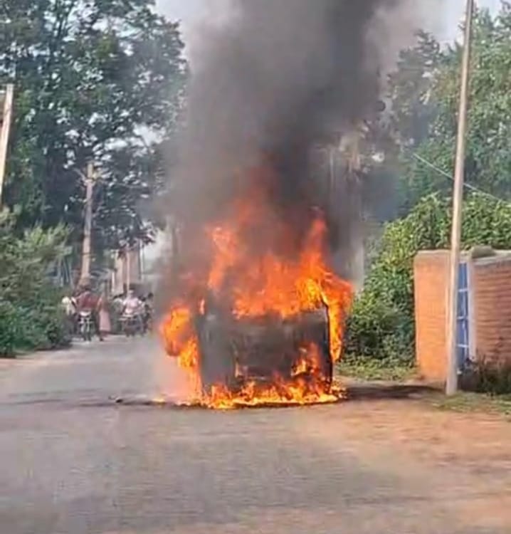Giridih News : पांडेयडीह मोड़ के पास चलती टाटा मैजिक में लगी आग, चालक ने कूदकर बचाई जान