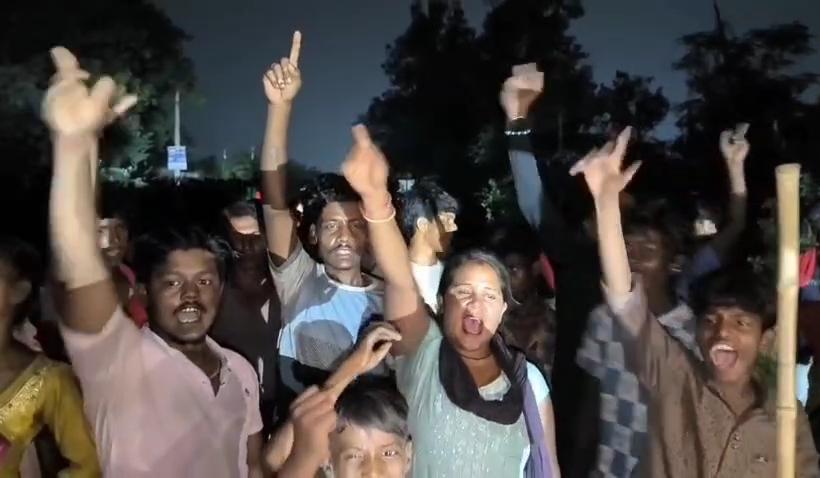 Dhanbad News :  तेतुलमारी में जमीन फटा, भू-धंसान की आशंका पर ग्रामीणों ने सड़क जाम की