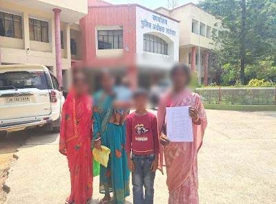 Latehar News :  घर में घुसकर महिला से छेड़खानी व मारपीट के आरोप, SP से शिकायत