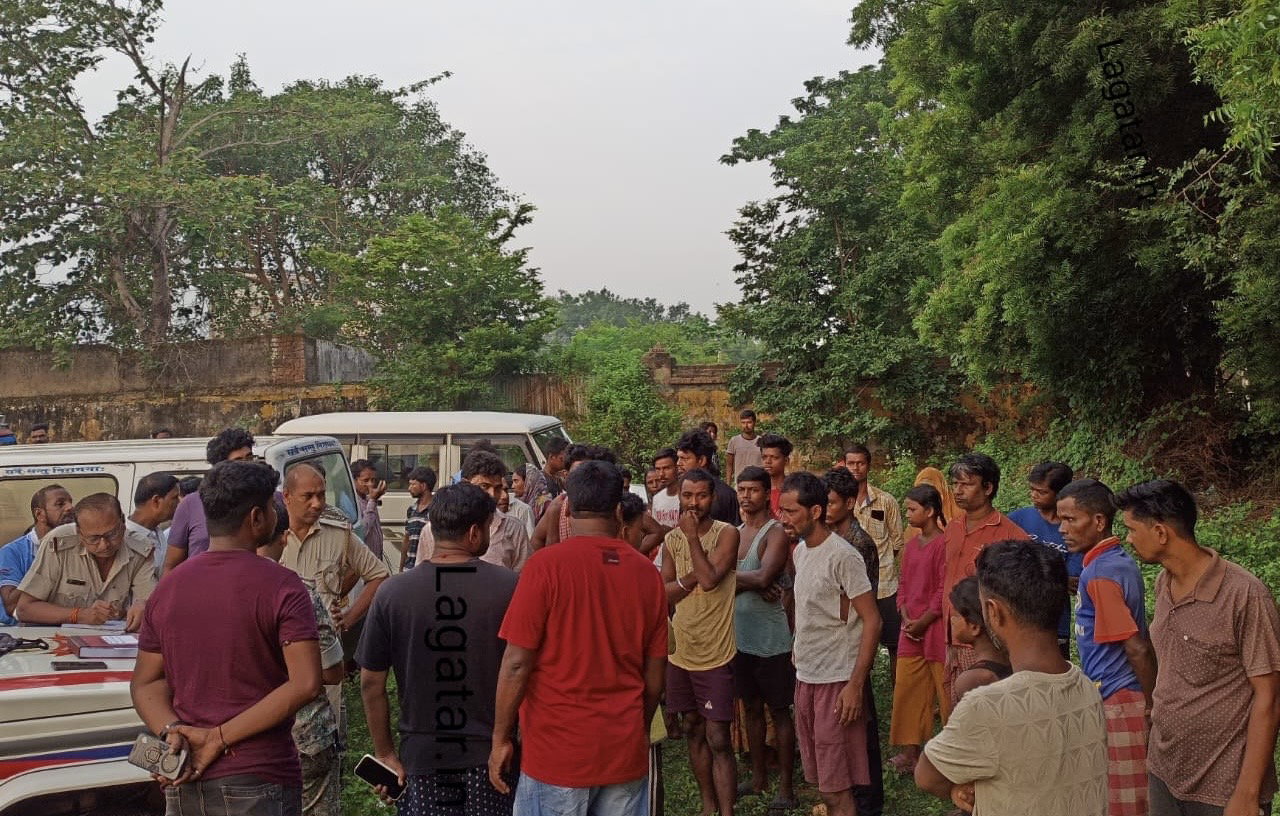 Jamshedpur :  युवक का पेड़ में लटकता मिला शव, जांच में जुटी पुलिस