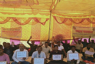 पलामू के बर्खास्त अनुसेवकों का लोकभवन के सामने धरना प्रदर्शन, समायोजन की मांग