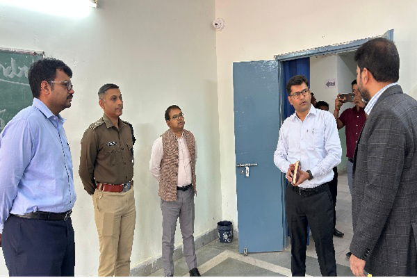 लातेहार :  DC-SP ने नीट परीक्षा केंद्र का किया न‍ि‍रीक्षण