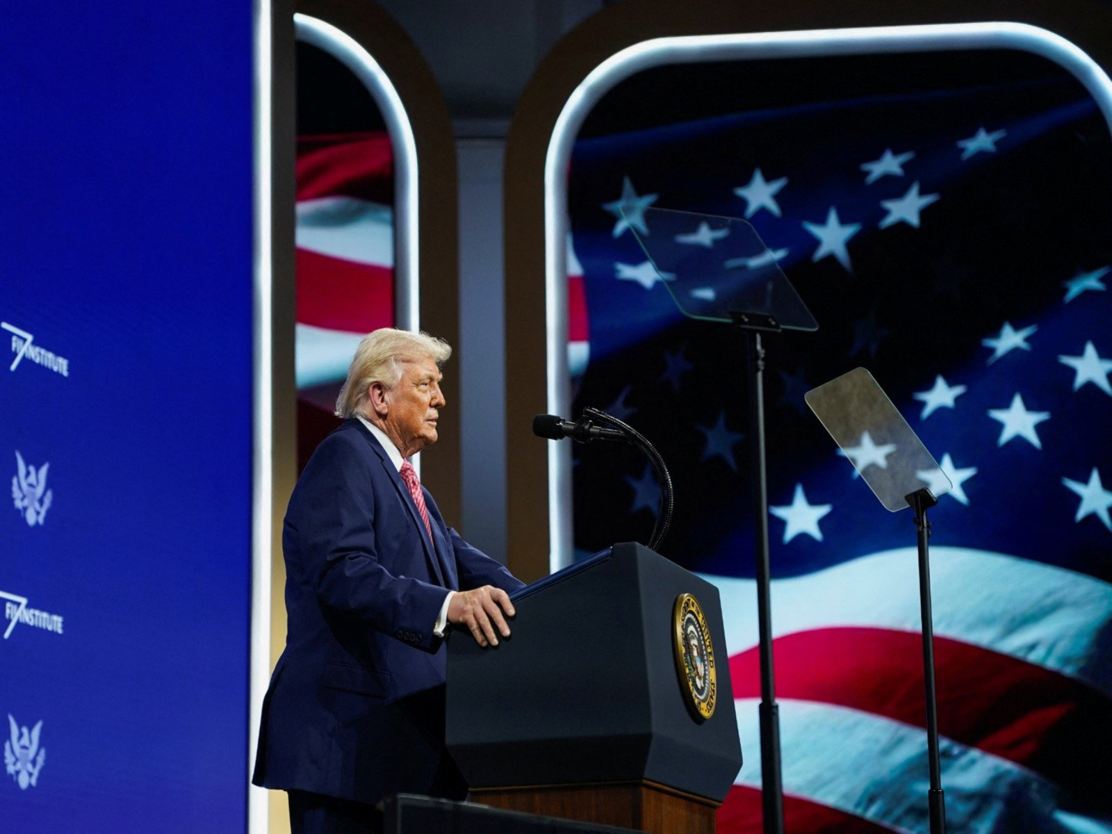 US प्रेसिडेंट ने स्ट्रेट ऑफ होर्मुज को कह डाला स्ट्रेटऑफ ट्रंप, पावर प्लांट्स को तबाह करने की चेतावनी