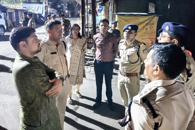 भिखराजपुर पहुंचे धनबाद DC-SSP, हालात का लिया जायजा, उपद्रवियों पर सख्त कार्रवाई की चेतावनी