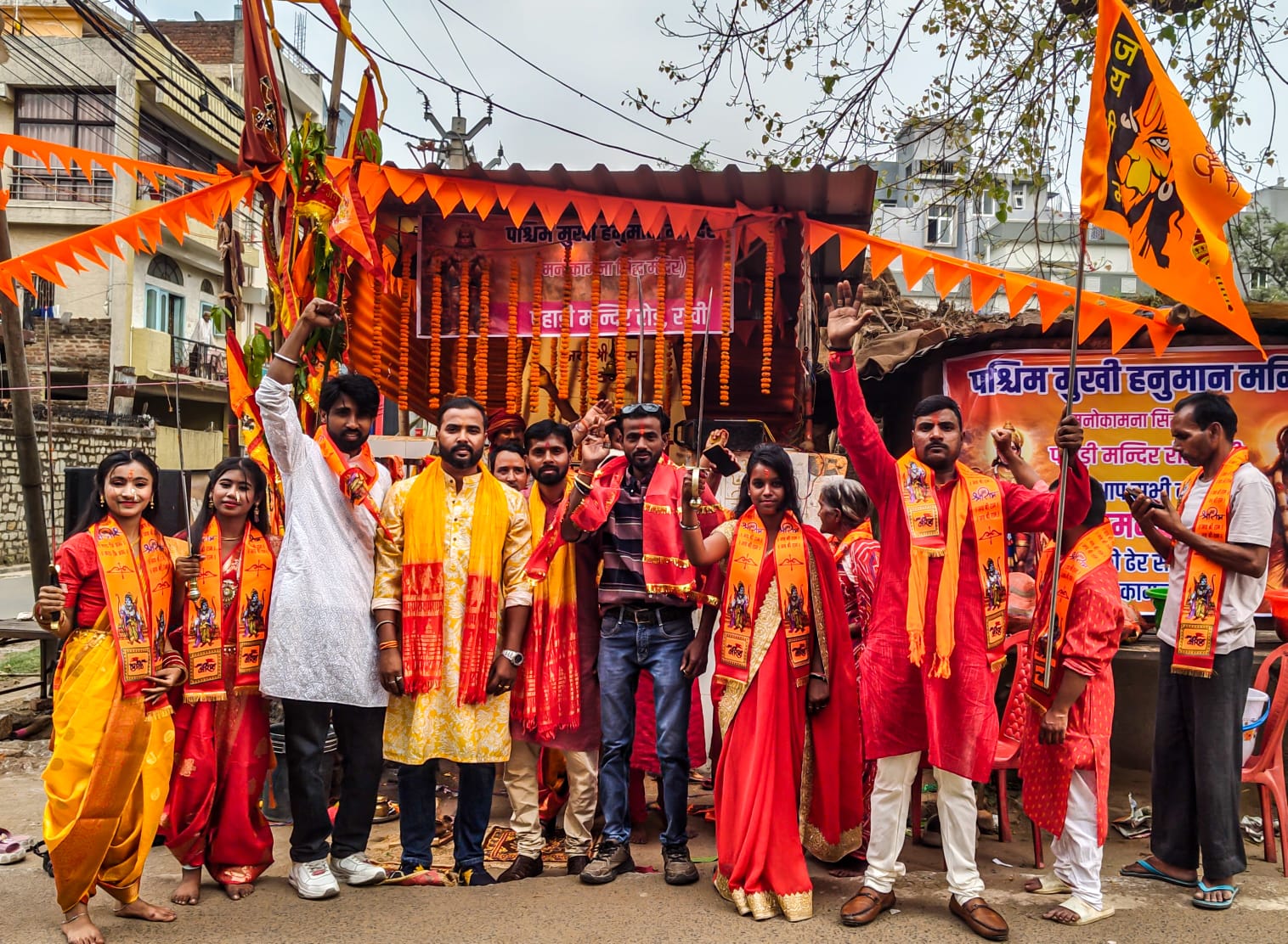 पश्चिम मुखी हनुमान मंदिर समिति ने अखाड़ों का किया भव्य स्वागत