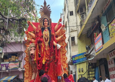 विसर्जन यात्रा में उमड़ा भक्तों का जनसैलाब, नम आंखों से की विदाई