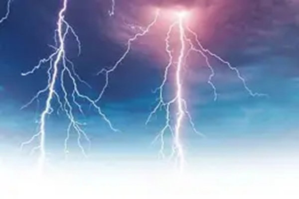 रांची :  बेड़ो में ठनका गिरने से एक व्यक्ति व उसके पालतू कुत्ते की मौत