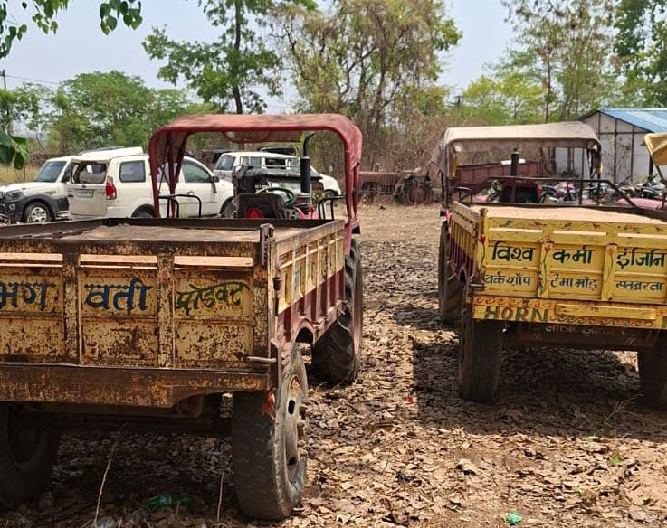 पलामू :   लेस्लीगंज से अवैध बालू लदे दो ट्रैक्टर जब्त