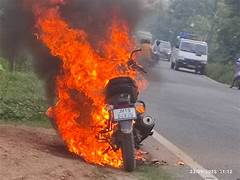 खूंटी : चलती बाइक में लगी आग, बाल-बाल बचे देवर-भाभी