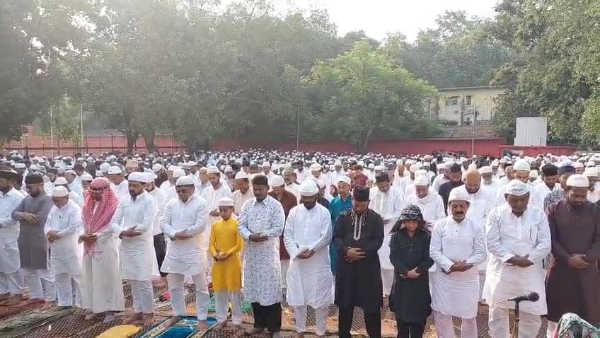 Dhanbad News : अकीदत के साथ मनी ईद-उल-अजहा, नमाज अदा कर मांगी अमन-चैन की दुआ
