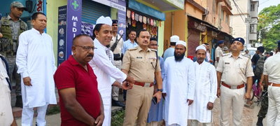 Jamtara News :  सुरक्षा व्यवस्था का जायजा लेने निकले SP, ईदगाह पहुंच नमाजियों को दी मुबारकबाद