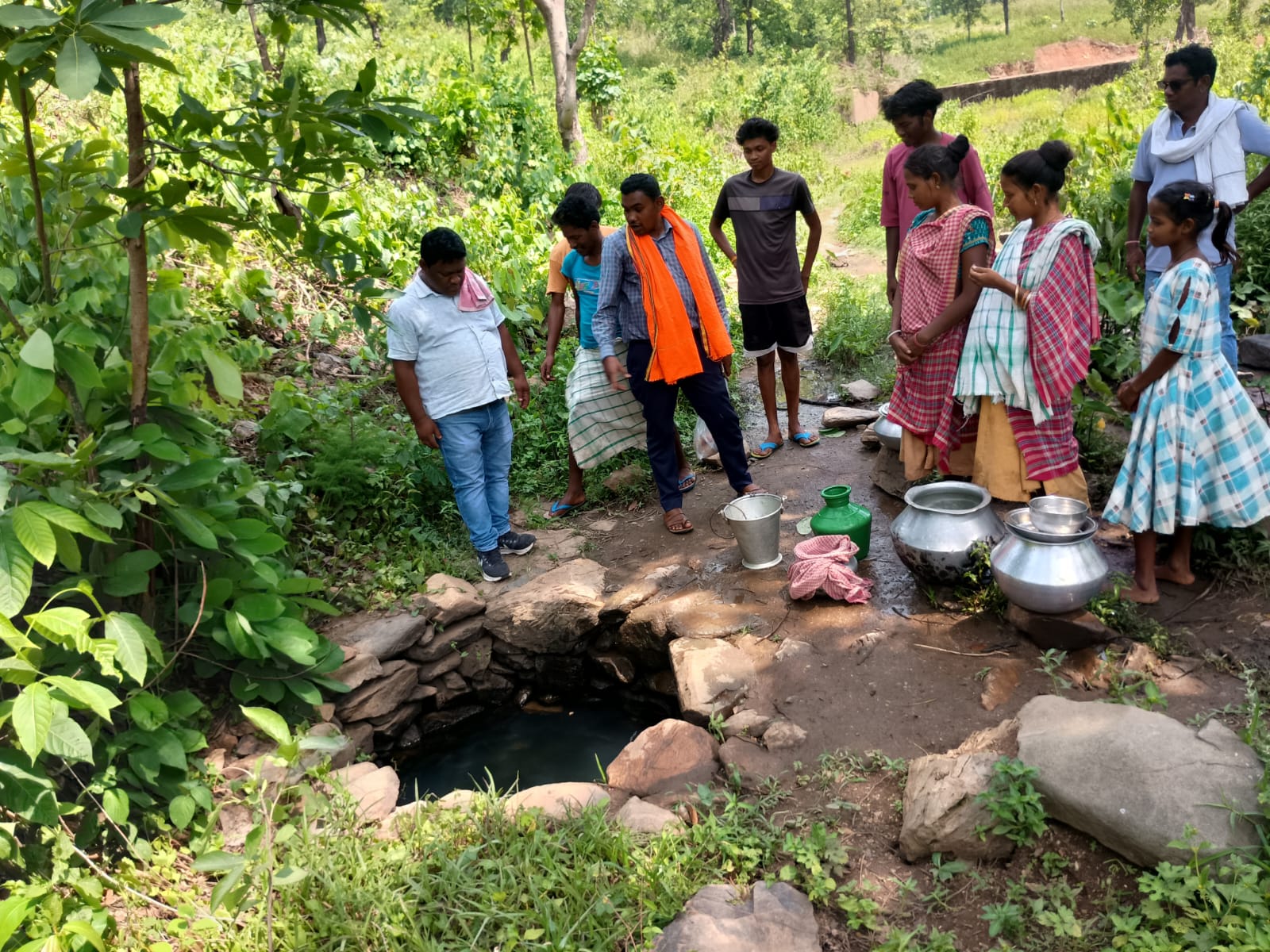 Jadugoda News : लांगो गांव के पाडसी गाजाड़ टोला में गहराया पेयजल संकट, गड्ढे का पानी पीने को मजबूर हैं 12 सबर परिवार