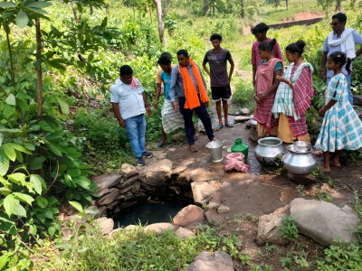 Jadugoda News :  लांगो गांव के  पाडसी गाजाड़ टोला में गहराया पेयजल संकट,  गड्ढे का पानी पीने को मजबूर हैं 12 सबर परिवार