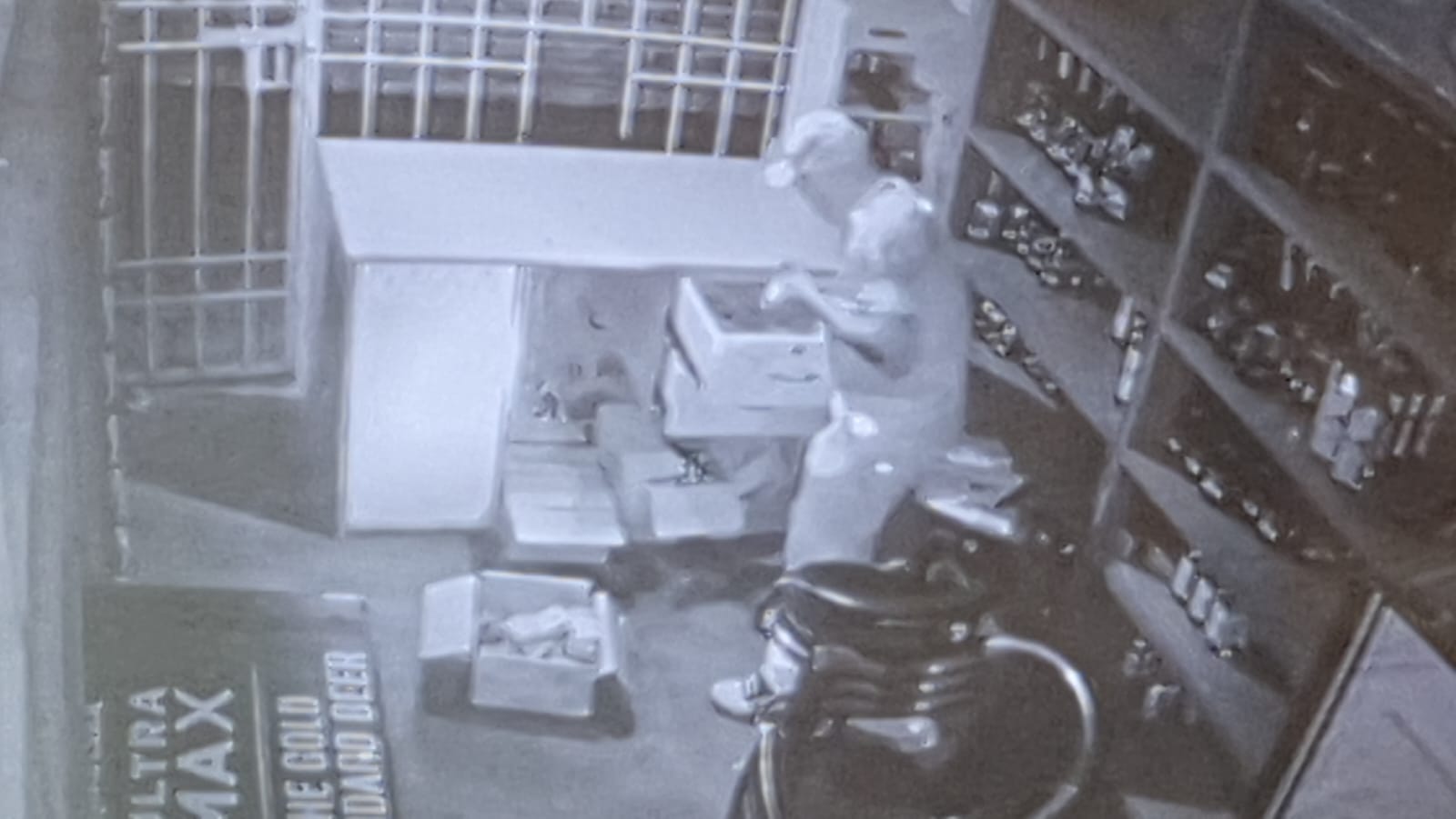 Ramgarh News : दुकान का शटर तोड़ महंगी शराब व नगद लेकर नकाबपोश चोर फरार, वारदात CCTV फुटेज में कैद