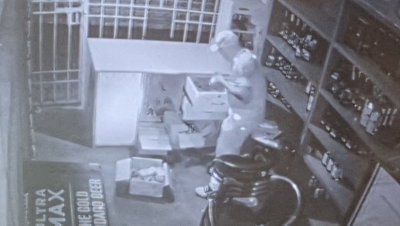 Ramgarh News :  दुकान का शटर तोड़ महंगी शराब व नगद लेकर नकाबपोश चोर फरार,  वारदात CCTV फुटेज में कैद