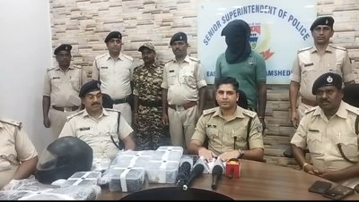 Jamshedpur News :  बंद क्वार्टर का ताला काटते एक चोर गिरफ्तार, दूसरा फरार, 15 लाख के जेवर बरामद