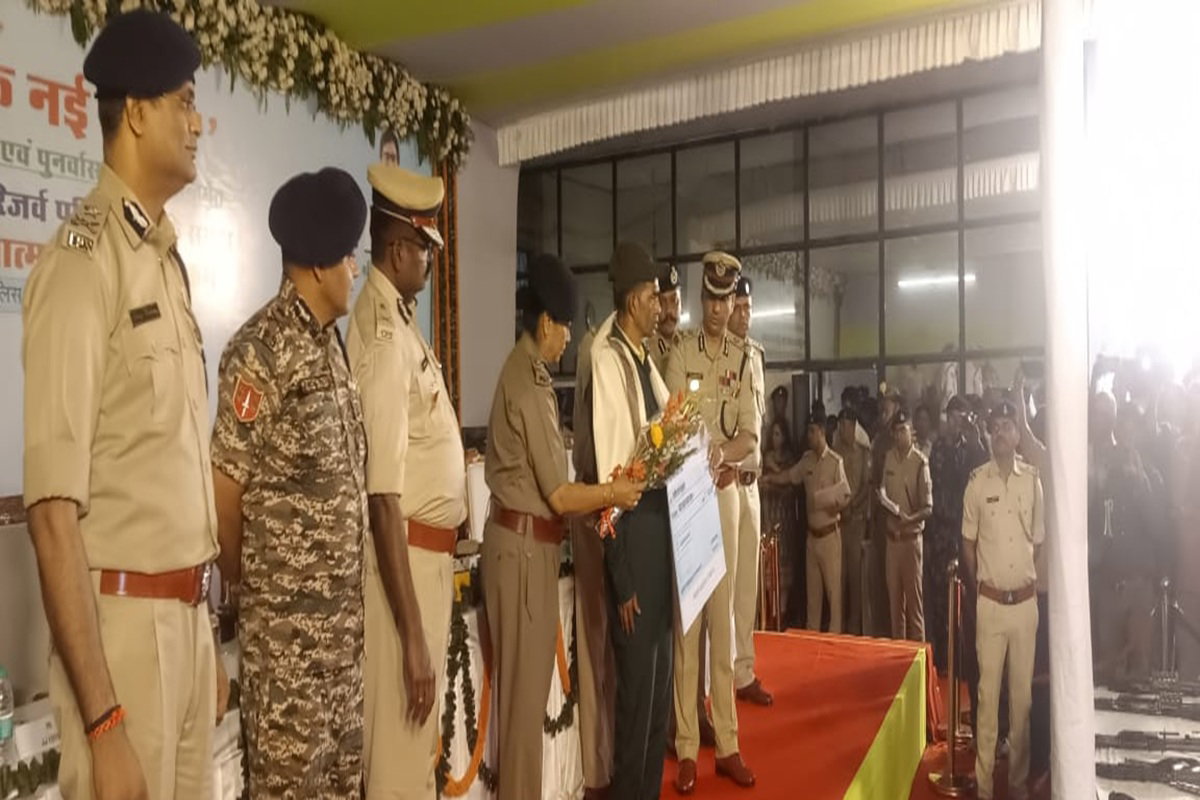 नक्सलवाद के खात्मे की ओर झारखंड : कोल्हान-सारंडा व लातेहार के 16 माओवादियों ने डाले हथियार