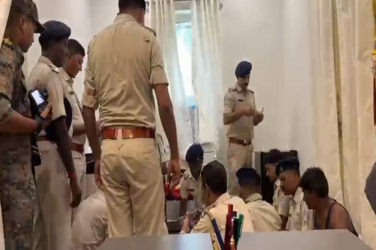 Adityapur :  ड्रग्स तस्करी पर शिकंजा, फरार आरोपियों के ठिकानों पर पुलिस का छापा