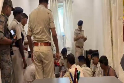 Adityapur :  ड्रग्स तस्करी पर शिकंजा, फरार आरोपियों के ठिकानों पर पुलिस का छापा
