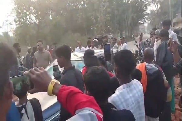 गुमला : कार-बाइक की टक्कर के बाद भारी बवाल, उग्र भीड़ ने वाहन में की तोड़फोड़