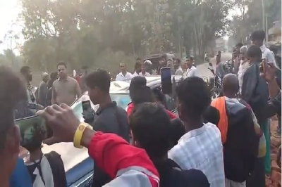 गुमला : कार-बाइक की टक्कर के बाद भारी बवाल, उग्र भीड़ ने वाहन में की तोड़फोड़