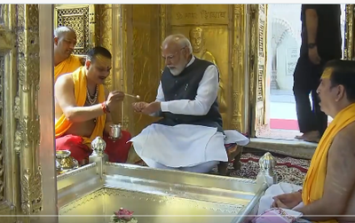 पीएम मोदी ने काशी विश्वनाथ मंदिर में की पूजा-अर्चना, वैदिक मंत्रों से गूंज उठा परिसर