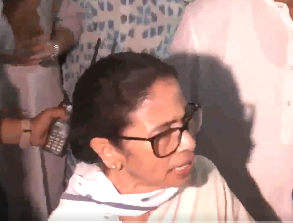 बंगाल चुनाव : ममता का BJP पर धांधली का आरोप, अभिषेक बोले- दावे बड़े, नतीजे उलट