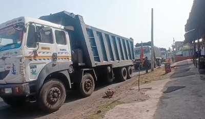 Latehar News :  कोयला लदे हाइवा का परिचालन बंद करने को लेकर ग्रामीणों का विरोध जारी, नवादा रोड पर लगा जाम