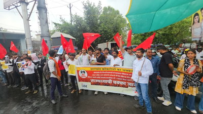 Dhanbad News :   पेपर लीक, क्लस्टर सिस्टम व फीस वृद्धि के खिलाफ रणधीर वर्मा चौक पर छात्रों का प्रदर्शन