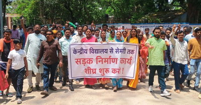 Latehar News :  शहर से सेमरी गांव तक निर्माणाधीन सड़क को पूरा करने को लेकर प्रदर्शन