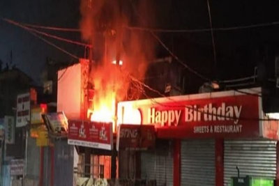 Giridih News :  बागोडीह में ट्रांसफार्मर में लगी आग, स्थानीय लोगों की सूझबूझ से टला बड़ा हादसा