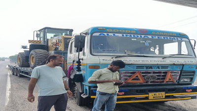 Ramgarh News :  सड़क किनारे व नो-पार्किंग में खड़े 21 भारी वाहनों की जांच, 6 पर 71,950 का जुर्माना