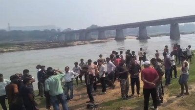 Dhanbad News :  जितिया स्नान के दौरान दामोदर नदी में बही भांजी, मामा को लोगों ने बचाया