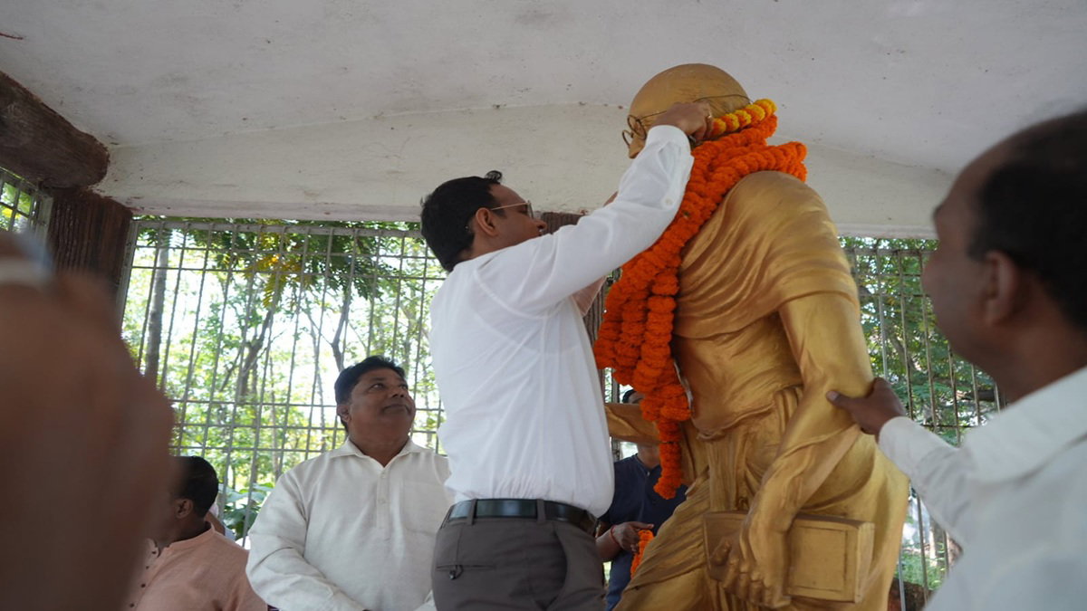 DC paid tribute to Bapu