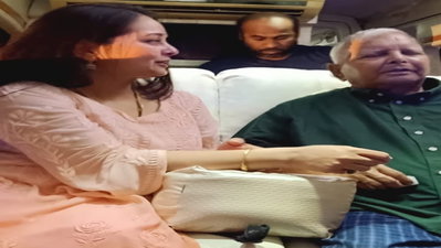 11 माह बाद पटना लौटी लालू की बेटी रोहिणी, एक्स पर लिखा-पापा का हाथ थाम राहें आसान होती हैं...