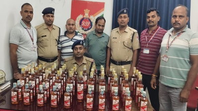 धनबाद स्टेशन पर RPF की कार्रवाई, ट्रेन से 39 लीटर विदेशी शराब के साथ दो तस्कर गिरफ्तार