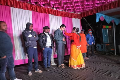 सोनाकड़ा में मदन मोहन पूजा: समाजसेवी कुणाल महतो ने टेका मत्था, खुशहाली की कामना की