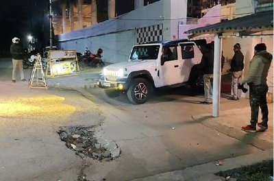 धनबाद में देर रात अपराधियों ने सिंह मेंशन पर सुतली बम फेंका