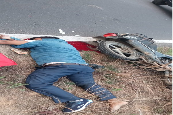 देवघर :  बासुकीनाथ मंदिर जा रहे पति की सड़क हादसे में मौत, पत्नी की हालत गंभीर