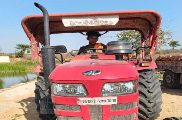 पलामू :  नावाबाजार से 6 ट्रैक्टर जब्त, नाबालिग चालक पकड़ाए