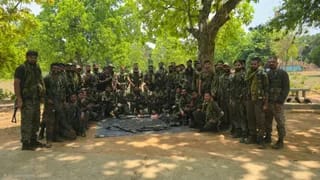 Chaibasa News :  सुरक्षाबलों की बड़ी कामयाबी, सारंडा जंगल से हथियारों का जखीरा बरामद