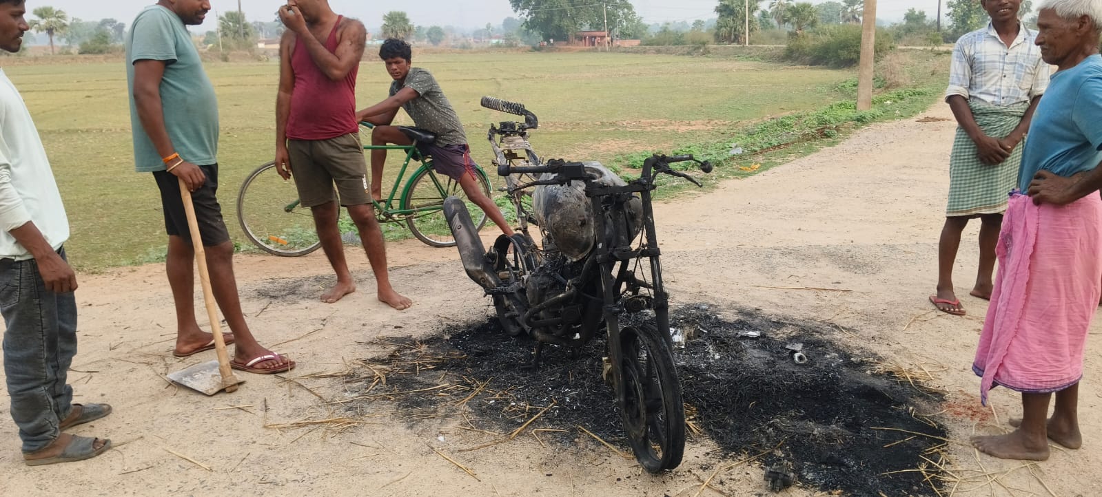 Latehar News : मवेशी चोरों की बाइक में ग्रामीणों ने लगाई आग