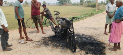 Latehar News :  मवेशी चोरों की बाइक में ग्रामीणों ने लगाई आग