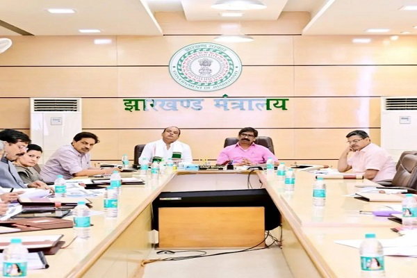 स्वास्थ्य विभाग की समीक्षा: CM ने एंबुलेंस व्यवस्था पर जतायी नाराजगी, ANM-GNM के रिक्त पदों पर बहाली के निर्देश