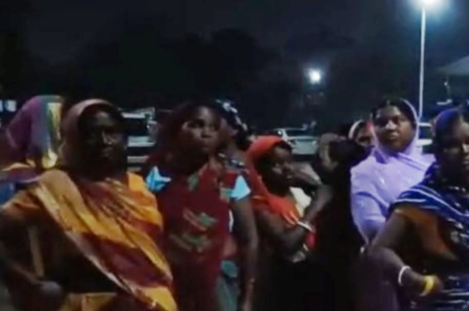 Giridih News : अवैध महुआ कारोबार के खिलाफ महिलाओं का फूटा गुस्सा, थाना घेर कार्रवाई की मांग