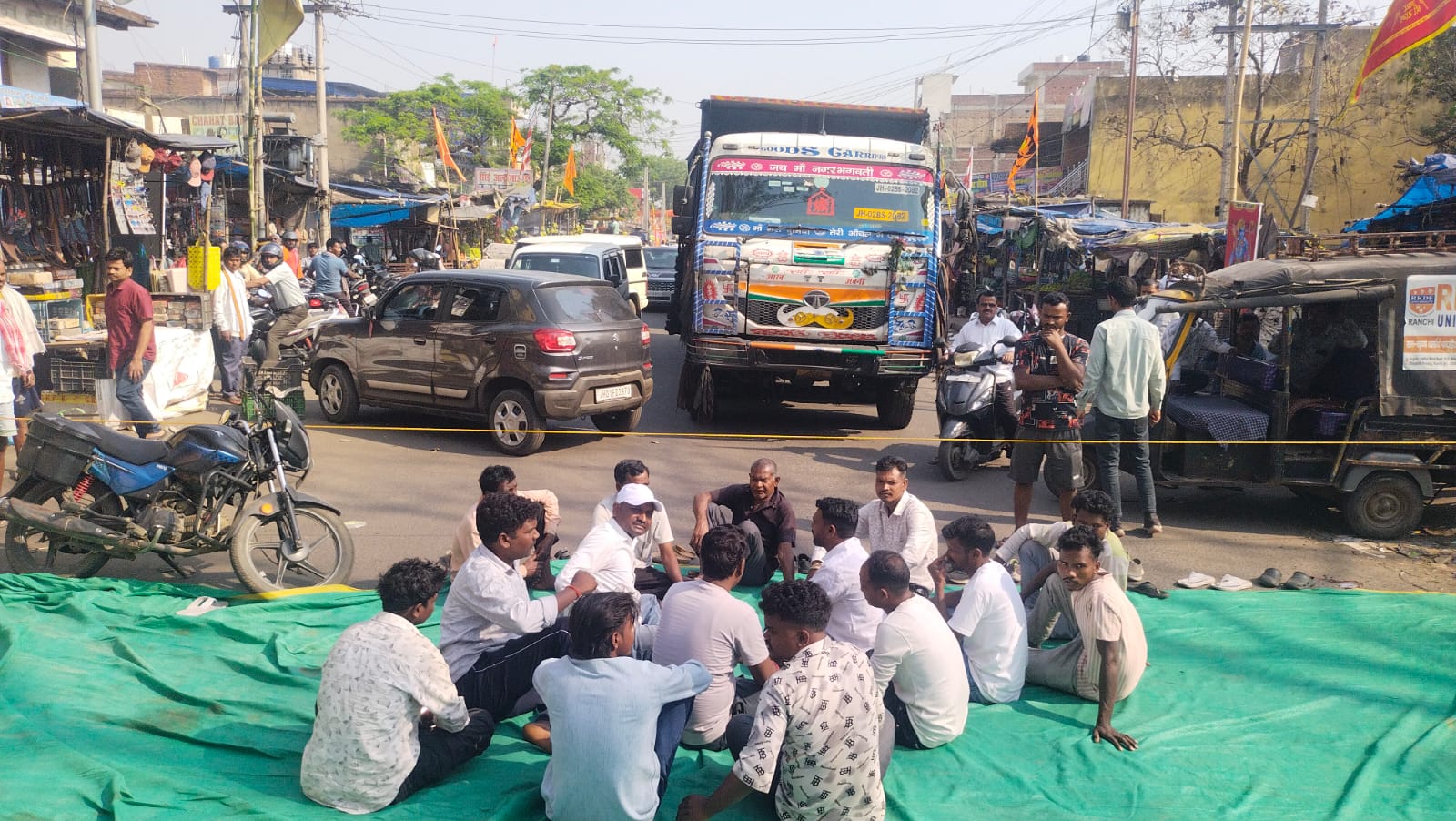 लातेहार :  हाइवा की चपेट में आकर युवक की मौत, आक्रोशित परिजनों ने की सड़क जाम