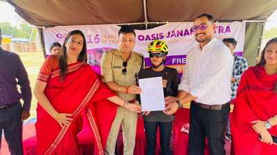 रामगढ़ SP ने नेशनल साइक्लिस्ट आशा मालवीय को किया सम्मानित