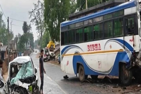 गिरिडीह :  धनवार के लाल बाजार में कार-बस की टक्कर, दो की मौत, पांच घायल