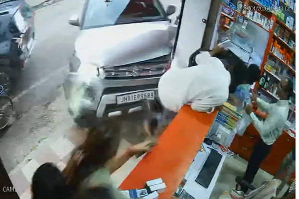 रांची :  अनियंत्रित कार दुकान में जा घुसी, बाल-बाल बचे लोग