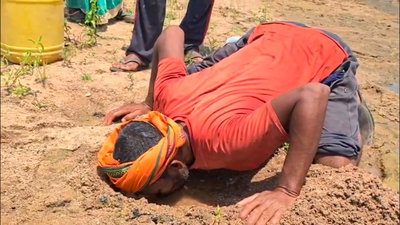 रेत खोदकर प्यास बुझाने को मजबूर आदिम जनजाति, चतरा में नल-जल योजना फेल!